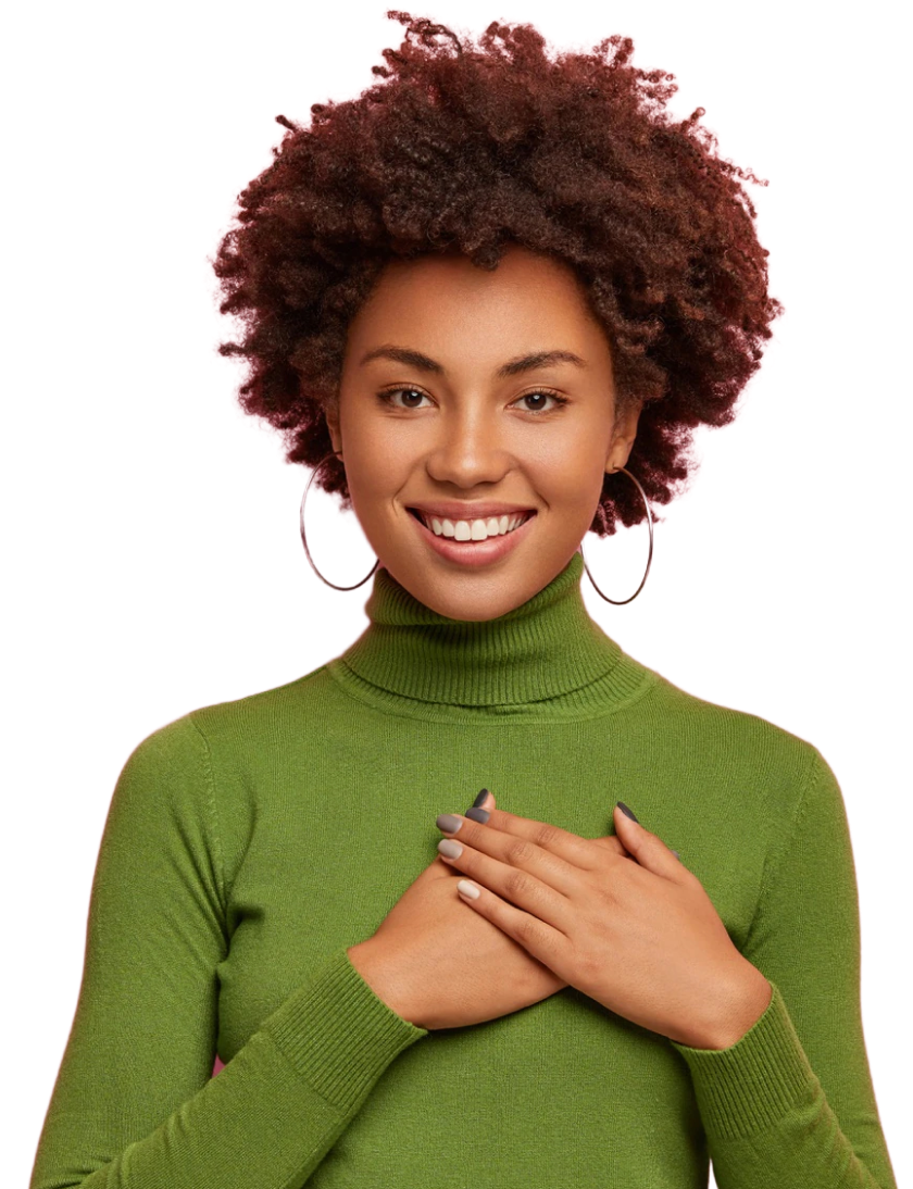 Mulher negra vestindo moletom verde e sorrindo